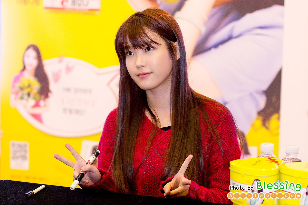 Korean singer IU Lemona fan signing