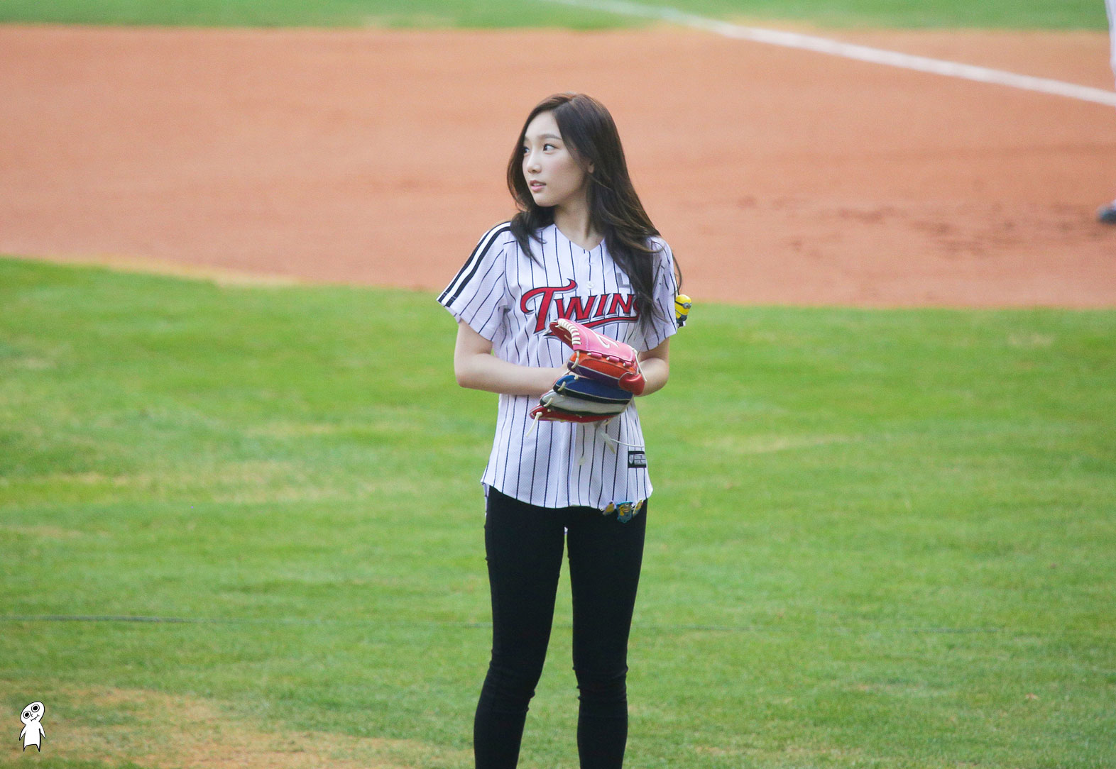 Girls Generation Taeyeon first pitch