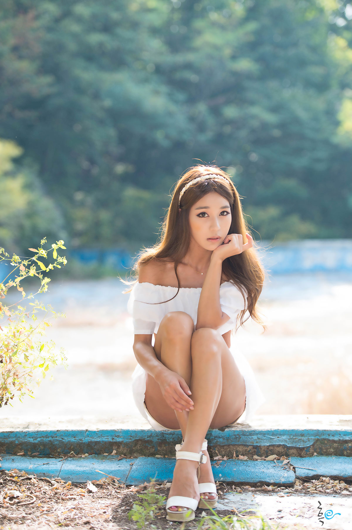 Park Si Hyun casual mini dress outdoor