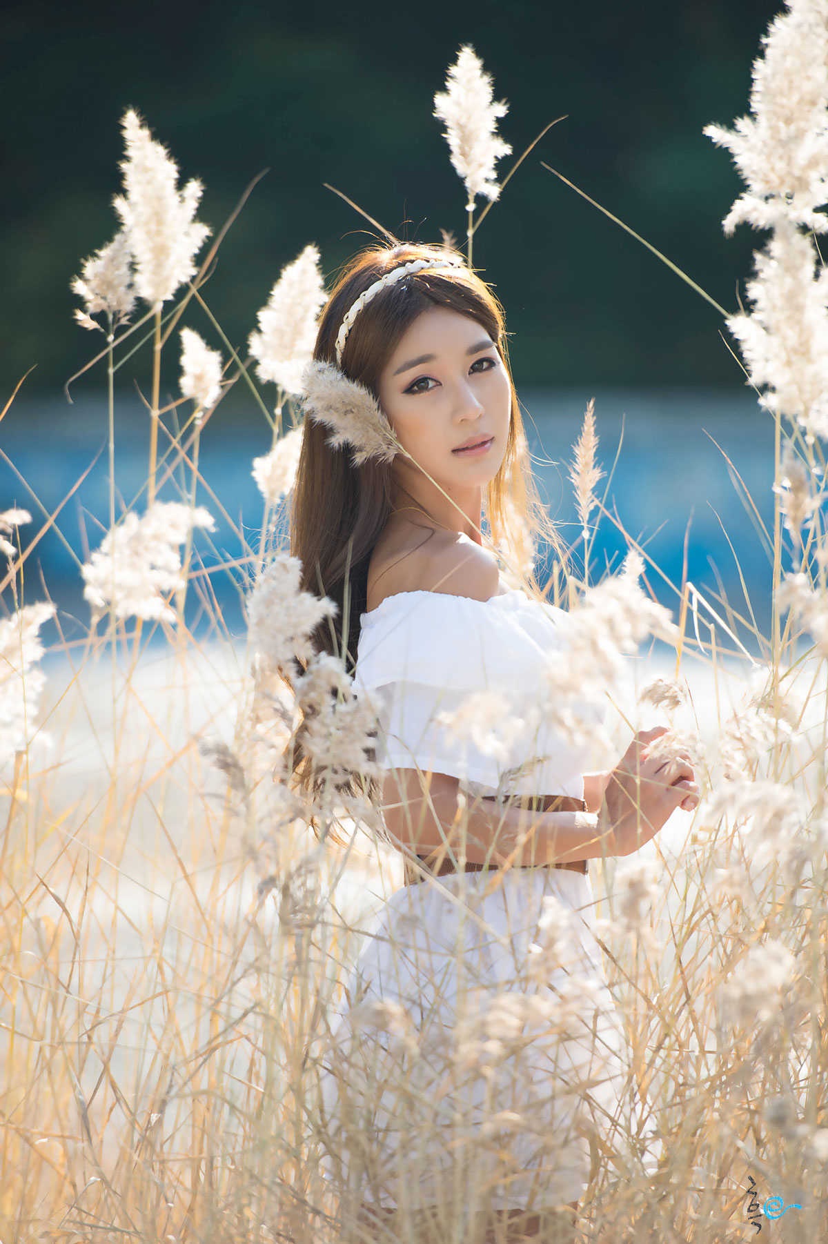 Park Si Hyun casual mini dress outdoor