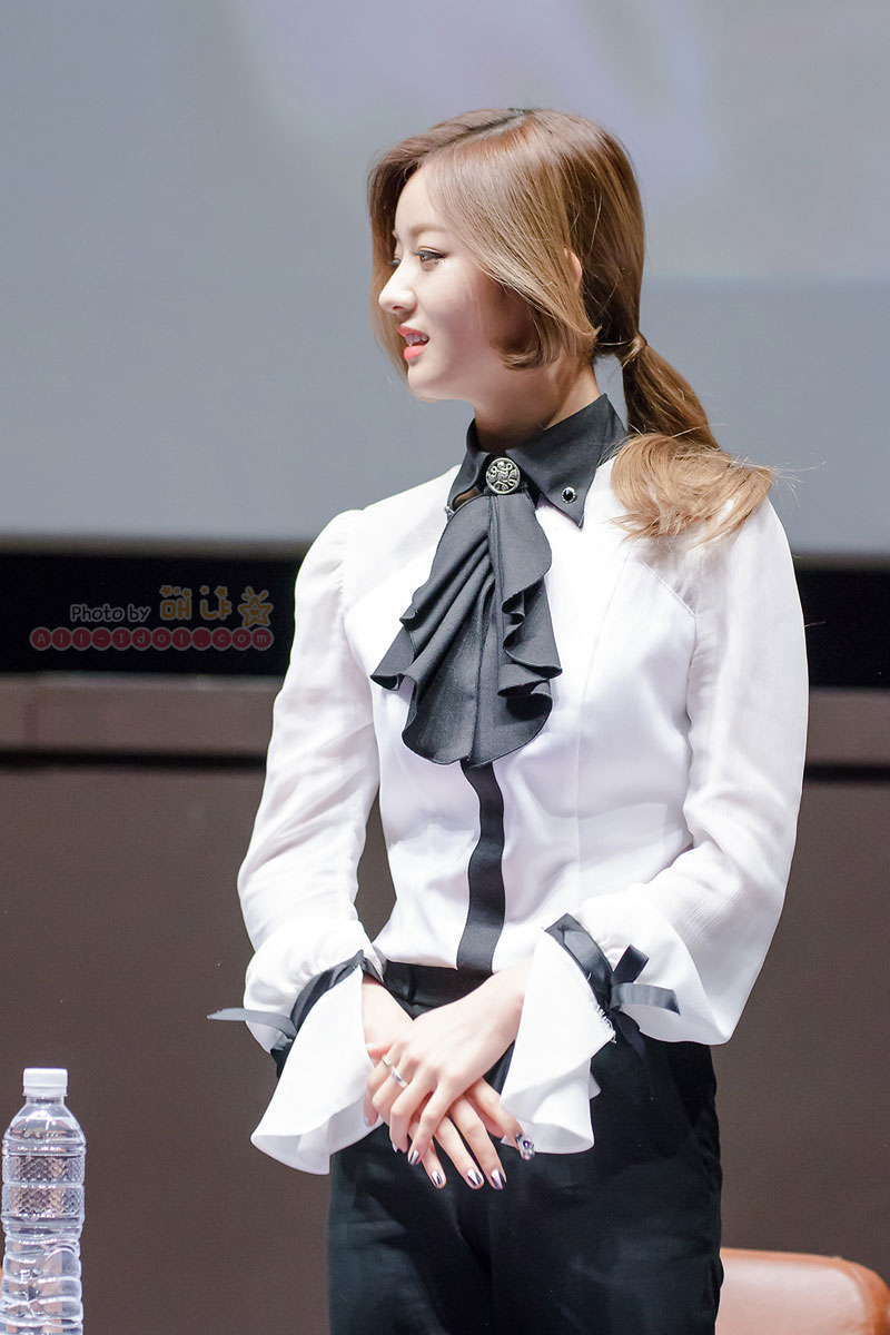 A Pink Luv Bomi fan signing event