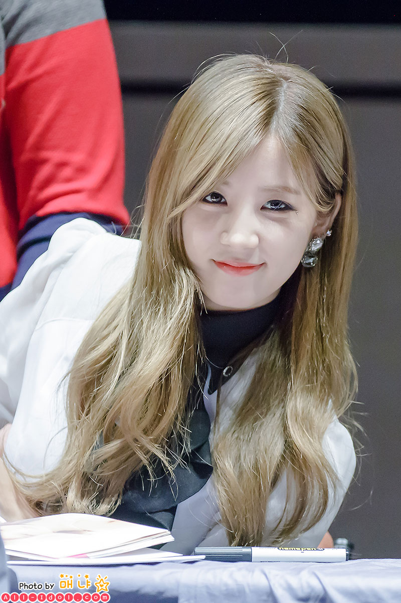 A Pink Luv Chorong fan signing event