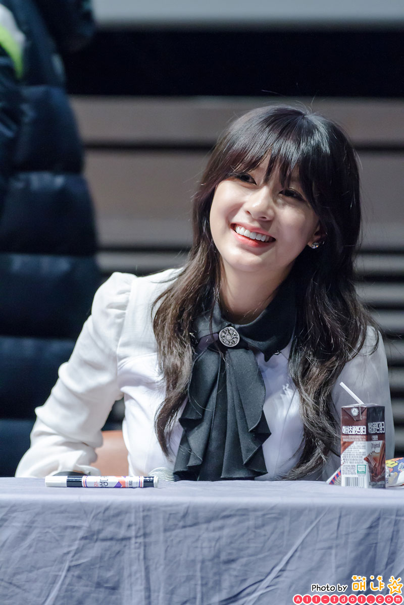 A Pink Luv Hayoung fan signing event