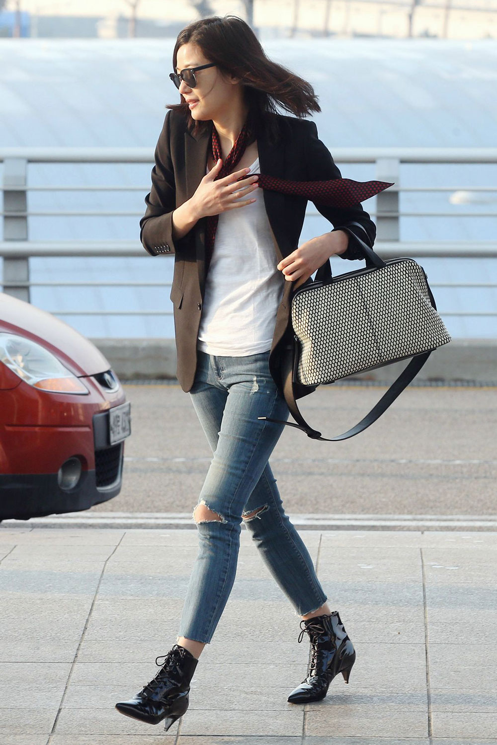 Korean actress Jun Ji Hyun airport fashion